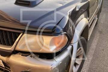 Un todoterreno alcanza a un motorista en una calle de Telde cuando salía del garaje y le causa varios traumatismo/TA.